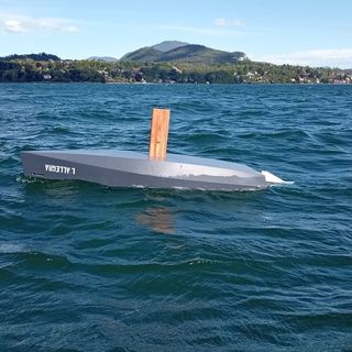 Le immagini della barca a vela capovolta nel Maggiore