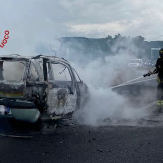 FOTO. Auto prende fuoco sull'A9: passeggeri e conducente abbandonano l'auto in tempo