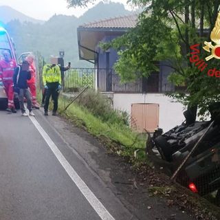 Si ribalta nella scarpata con l'auto: paura per una 26enne nel Comasco