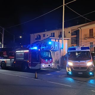 Incendio nella notte a Malnate, i vigili del fuoco salvano una donna