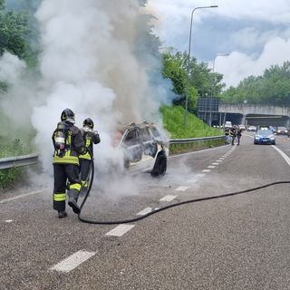 FOTO. Veicolo in fiamme sulla 336 di Malpensa, paura per un automobilista