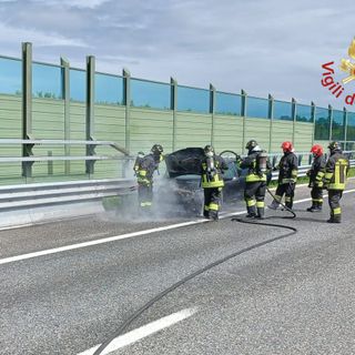 Auto in fiamme sull'A9, il conducente si mette in salvo