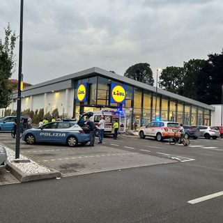 Rissa nel parcheggio della Lidl a Busto: un uomo finisce a terra privo di sensi