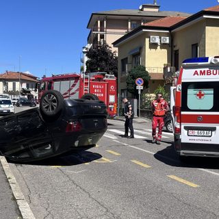 FOTO. Schianto e auto ribaltata in via Crispi: ferita donna di 33 anni