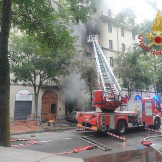 FOTO e VIDEO. Incendio in un condominio di Milano: tre morti e tre feriti
