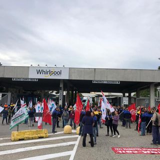L'ingresso dello stabilimento Whirlpool di Cassinetta (foto d'archivio)
