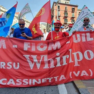 Whirlpool annuncia licenziamenti nel sito di Napoli. Anche Cassinetta non ci sta: sciopero di tre ore oggi e domani