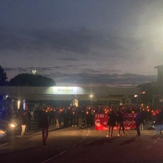 VIDEO E FOTO. Tutti i lavoratori, tutto il Varesotto, tutta la politica alla fiaccolata di Cassinetta: «Whirlpool resti qui»
