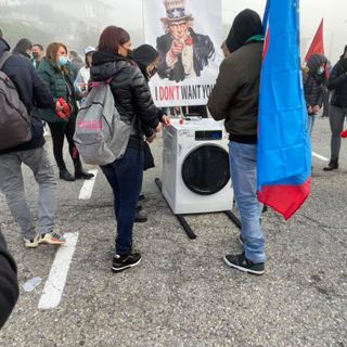 In centinaia a Cassinetta per la manifestazione nazionale dei lavoratori Whirlpool: «No ai licenziamenti, sì a un nuovo piano industriale»