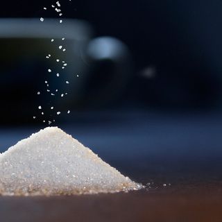 Un fine estate amaro per i consumatori: il prezzo dello zucchero aumenta del 43% e anche per i varesotti la spesa è più cara