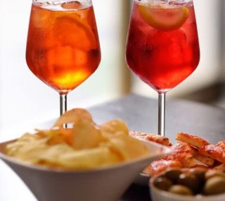 Aperitivo in Liguria? Una turista: «Da mangiare solo per tre. La Coca non dà diritto agli stuzzichini»