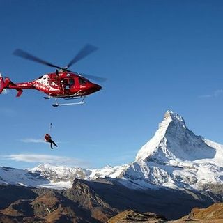 Precipita per 50 metri sulle montagne del Canton Vallese, grave un alpinista italiano di 31 anni