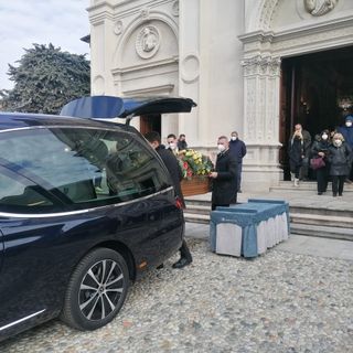 VIDEO. Chiesa gremita, lacrime e un tenero applauso per l'ultimo saluto a Giancarlo Pignone. «La sua generosità ci guiderà per sempre» VIDEO. Chiesa gremita, lacrime e un tenero applauso per l'ultimo saluto a Giancarlo Pignone. «La sua generosità ci guiderà per sempre»