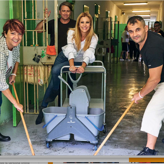 Un'immagine del calendario e la copertina