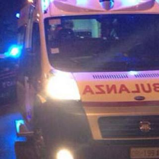 Schianto tra un'auto e una moto a Cislago: due persone ferite