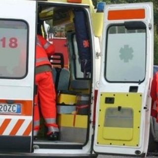 Le foto del tragico incidente con la moto a terra su via Matteotti, all'incrocio con via Toce tra Varese e Casciago