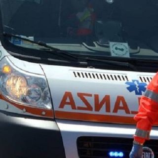Scontro tra un'auto e una moto: ferito un uomo di 65 anni a Lonate Pozzolo