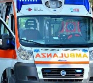 Auto fuori strada a Besnate: donna di 50 anni ferita