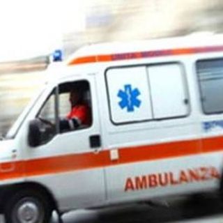 Varese, investimento davanti agli uffici finanziari, due persone ferite