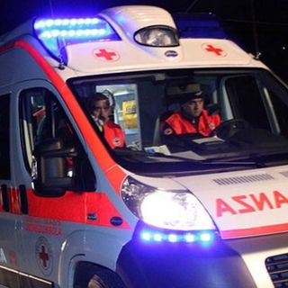 Auto fuori strada nella notte all'uscita dell'Autolaghi: quattro giovani soccorsi a Cerro Maggiore