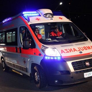 Scontro tra due auto in via Caravaggio a Tradate: soccorsi quattro giovanissimi e una donna