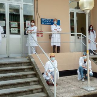 Una parte dello staff dell'unità operativa di Malattie infettive dell'ospedale di Busto Arsizio