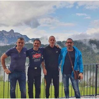 Vanno a vedere il Giro ma uno di loro ha un malore: salvato dagli amici vigili del fuoco