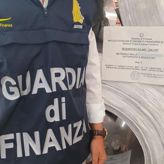 Importavano acciaio dalla Cina evadendo i tributi. Nei guai anche un'azienda del Varesotto