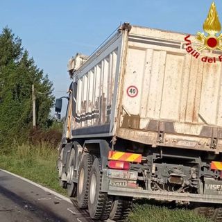 Schianto tra una moto e un camion: un morto a Lainate