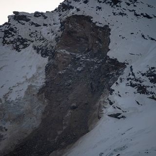 VIDEO. Il Monte Rosa frana ancora: nuovo smottamento nella zona della Punta Tre Amici