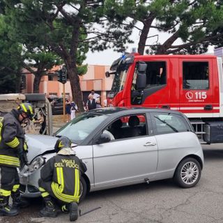 FOTO. Auto si ribalta dopo lo scontro all'incrocio: un ferito a Cassano Magnago