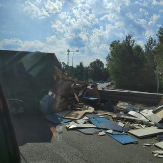 Camion perde il rimorchio: carreggiata invasa dal materiale alla rotonda di Buguggiate