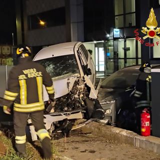 FOTO. Vola fuori strada, colpisce le auto in sosta e abbatte un palo