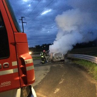 FOTO. Auto in fiamme sulla Provinciale tra Tradate e Cairate: il conducente si mette in salvo in tempo