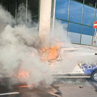 FOTO. Bus navetta prende fuoco davanti al Terminal 1 di Malpensa