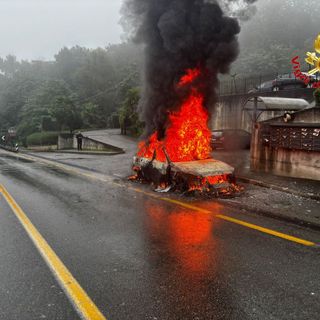 Auto divorata dalle fiamme sulla statale 233: il conducente si mette in salvo in tempo