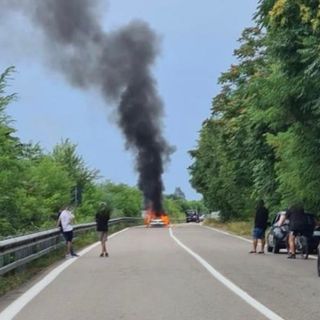 L'auto in fiamme e la colonna di fumo (foto dal gruppo sei di Samarate se...)
