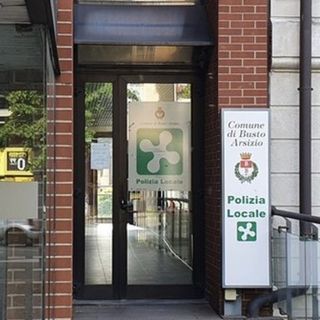 Fermato dalla polizia locale e fuggito dalla finestra. I sindacati: «Camera di sicurezza per i fermati è una priorità massima»