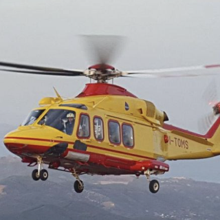 Cade da cinque metri mentre pota un albero: elisoccorso a Castelveccana