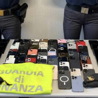 Fermato in dogana con 121 smartphone rubati alla Street Parade di Zurigo