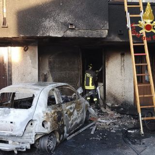 Auto e moto in fiamme a Lonate Pozzolo: due persone tra cui un disabile intossicate