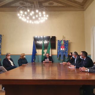 Il sindaco Antonelli fa l'annuncio mentre presenta la giunta