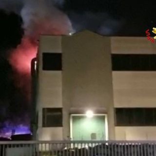 Arcisate, i vigili del fuoco domano le fiamme in azienda