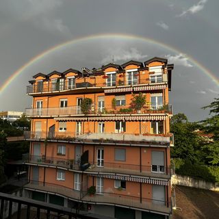 L'arcobaleno spuntato stasera in zona via Crispi a Varese