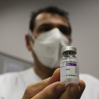 Il verdetto Ema: «AstraZeneca vaccino sicuro ed efficace». Draghi: «Da domani torneremo a utilizzarlo»