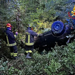 Tradate, auto ribaltata fuori strada notata da un passante