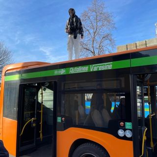 FOTO. Si stende sotto un autobus e poi sale a piedi nudi sul tetto: in zona stazioni a Varese intervengono i carabinieri