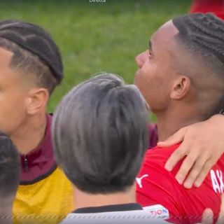 L'abbraccio finale di Yakim e dei compagni ad Akanji dopo l'eliminazione per il suo unico tiro fallito dal dischetto
