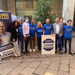 La rappresentanza di Azione durante la campagna elettorale per le amministrative a Varese. Al centro Maurizio Marin