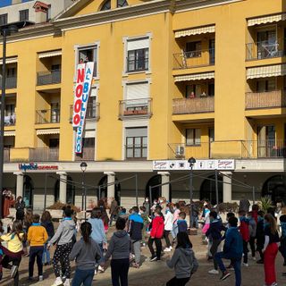 Malnate, bambini in piazza con un flashmob contro il bullismo